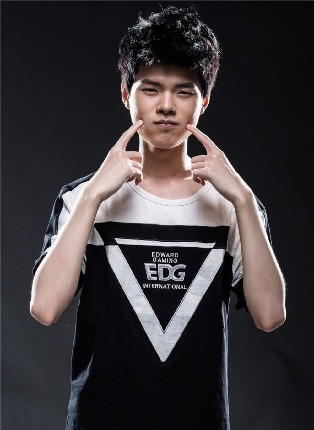 开云体育官网-G2鏖战EDG，Deft团战一打五强强对话淘汰赛，锁定晋级资格