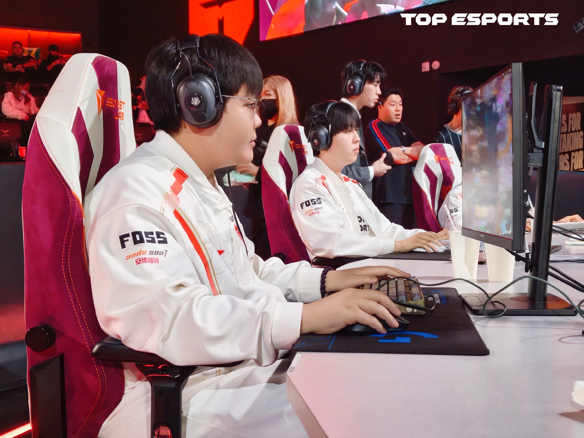 HLE碾压BLG，Uzi线上压制力十足宿敌对决小组赛，让粉丝疯狂欢呼