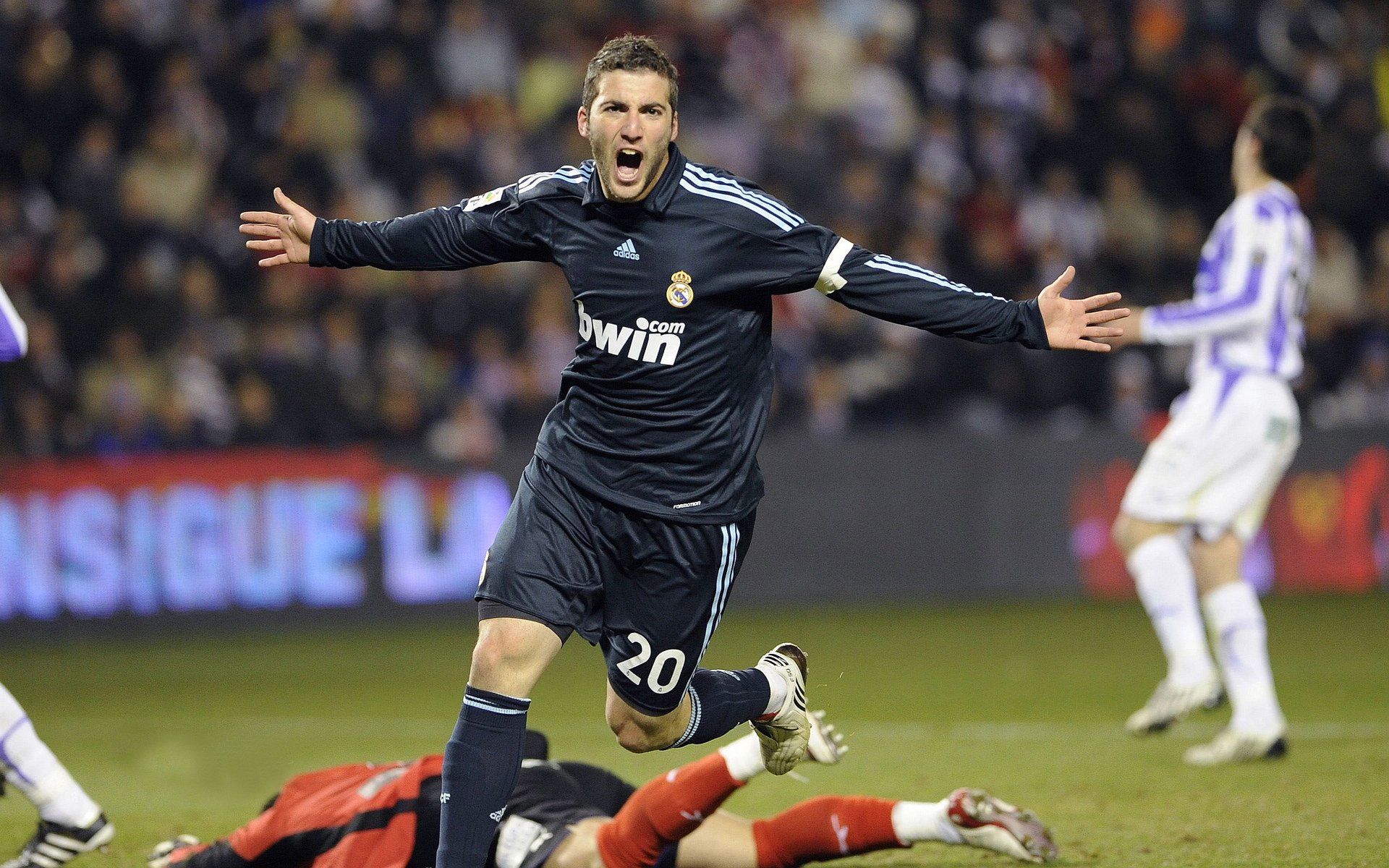 欧冠淘汰赛之夜，当贝恩的名字盖过全场星光，谁还敢说小角色没有春天？