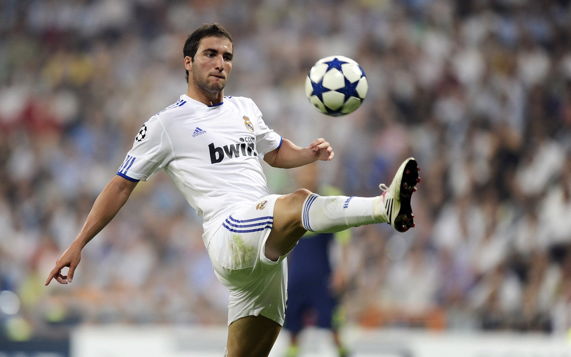 开云-杰伦·格林绝境亮剑！0.3秒逆天绝杀燃爆国王主场